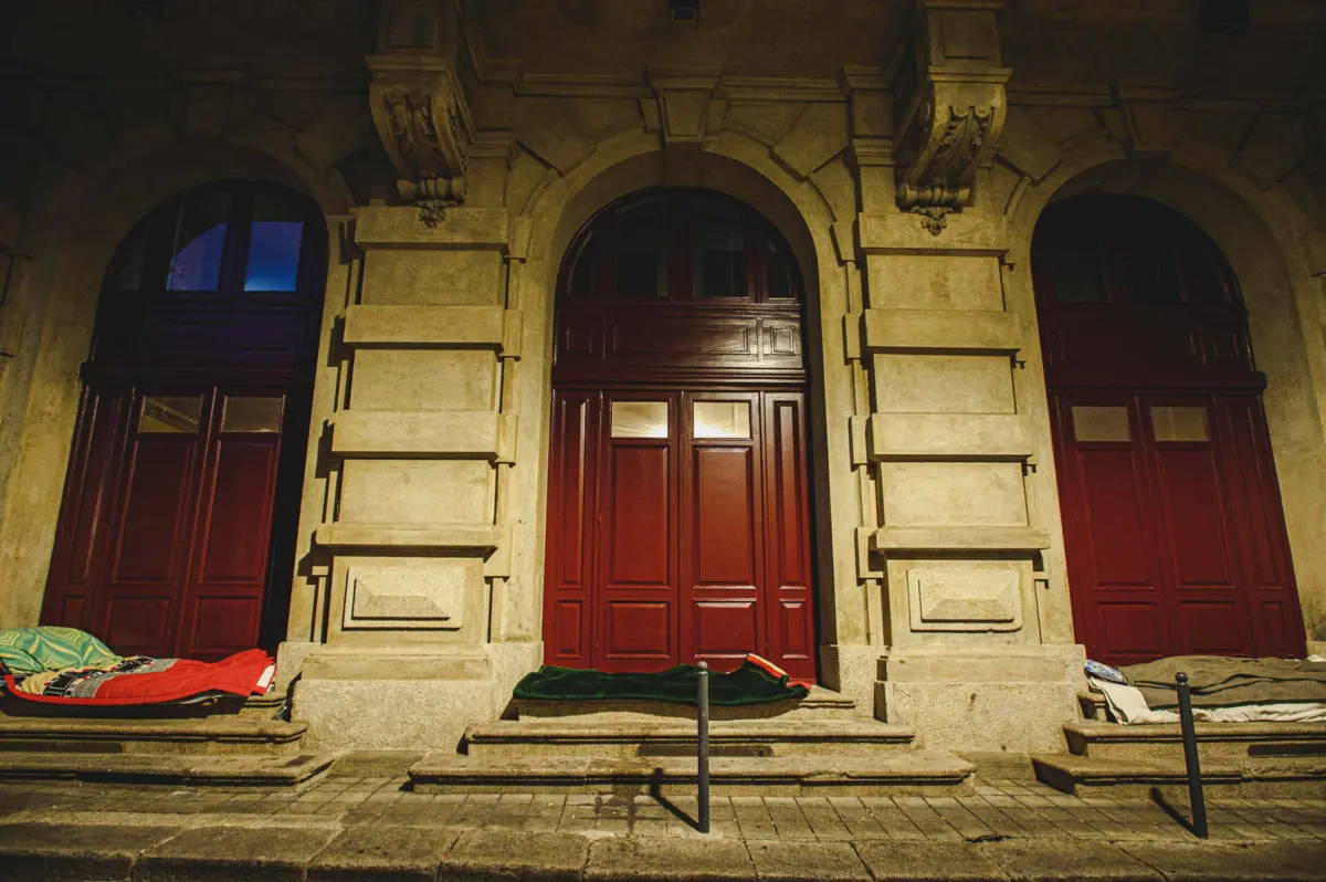 Pedro Sobrado recordou que há vários anos que as portas de emergência na envolvente do exterior do edifício do Teatro Nacional de São João servem de "morada muito precária" para um conjunto de pess