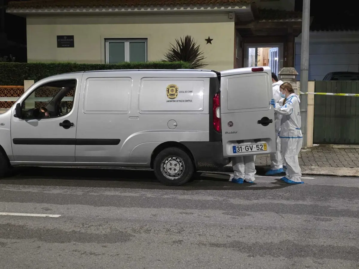 O pessoal da Polícia Judiciária de Aveiro analisou indícios na moradia onde foi morta com um tiro na cabeça a vereadora Susana Gravato
