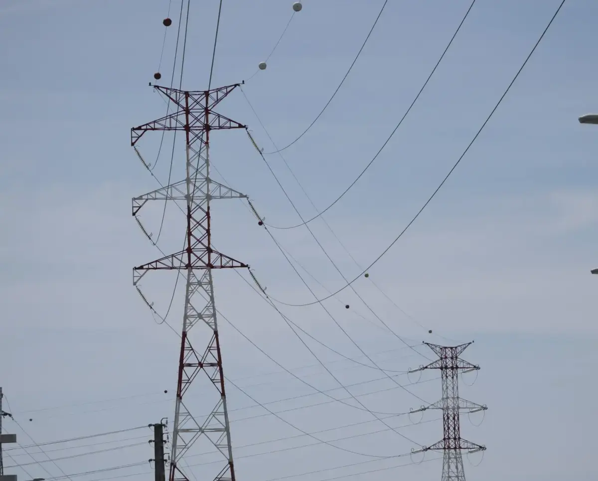 Linha de alta tensão foi desviada de novos loteamentos para cima de um bairro cooperativo