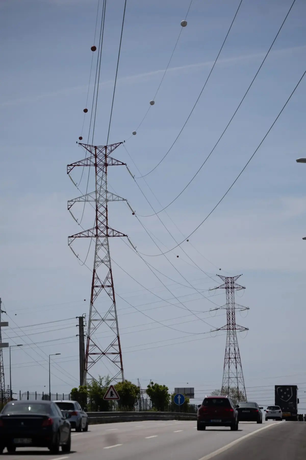 E-Redes diz tratar-se "de uma ligação em média tensão, cujo tempo regulamentar, é de 120 dias úteis"