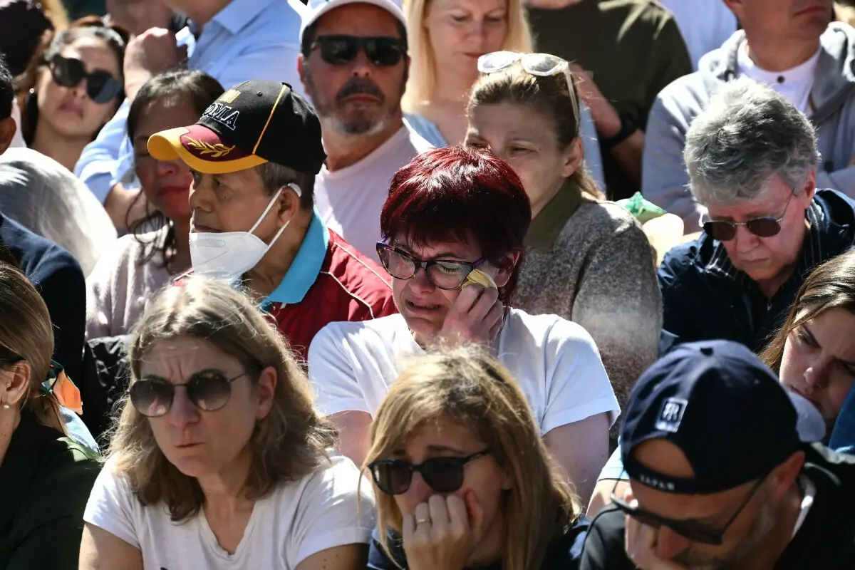 Praça de São Pedro encheu-se de fiéis que queriam estar nas primeiras linhas da cerimónia
