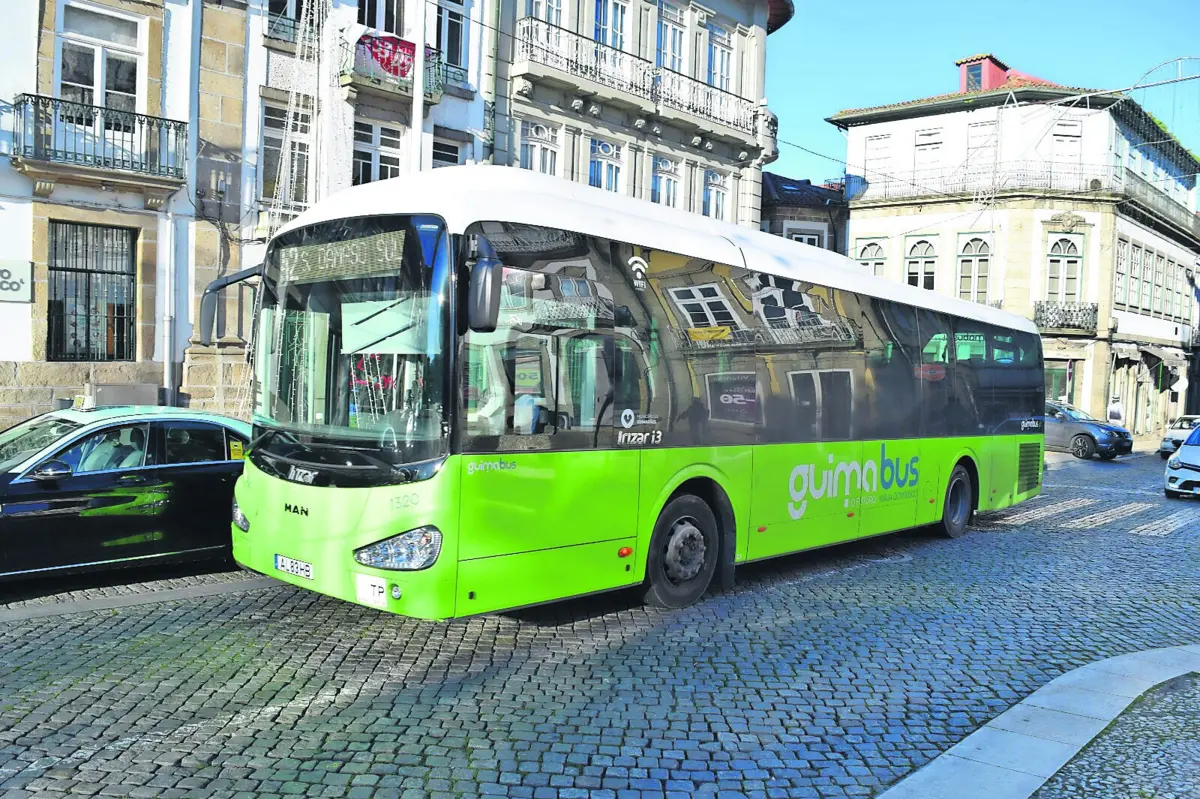 Após dois anos a operar em Guimarães, utentes admitem que a concessionária trouxe mais carreiras, mas ainda há vilas sem serviço