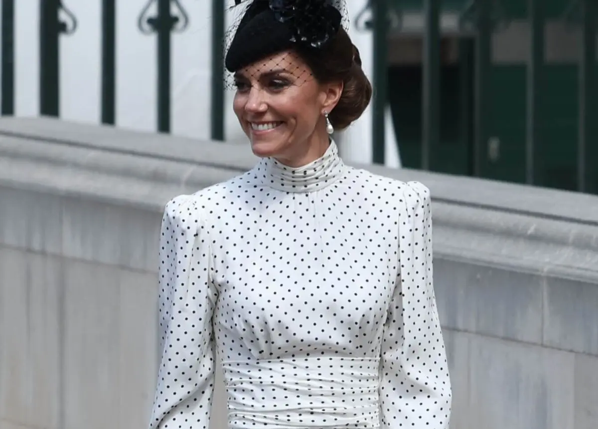 Imagem de contexto do artigo Vestidos, tops e acessórios às bolinhas inspirados em Kate Middleton
