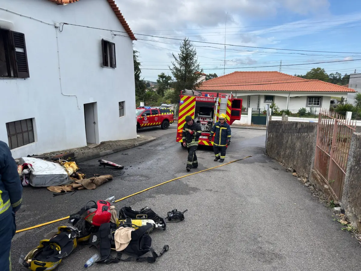 Fogo destruiu quarto de casa onde o incêndio deflagrou