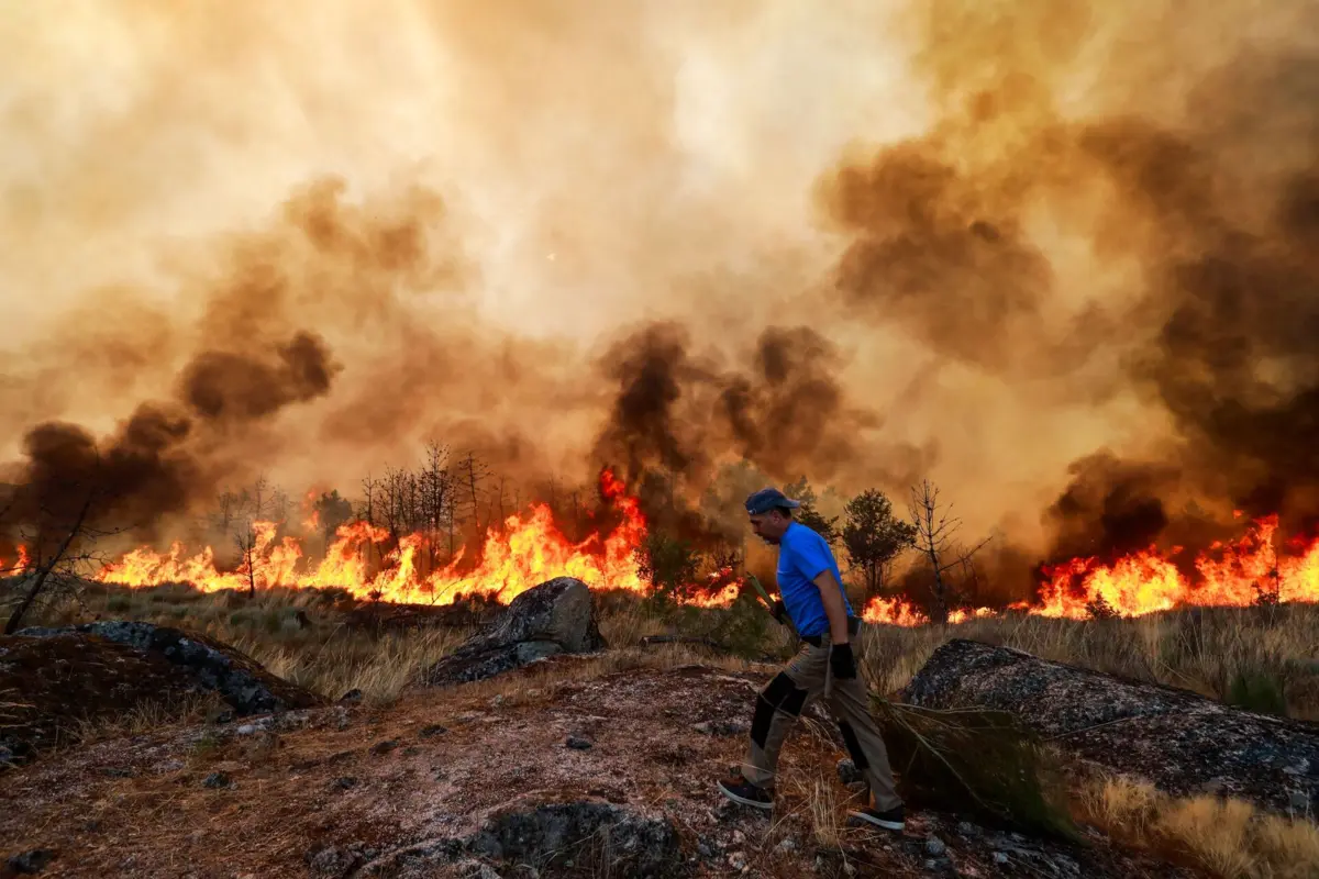 O incêndio mantém-se ativo, com frentes de alguns quilómetros