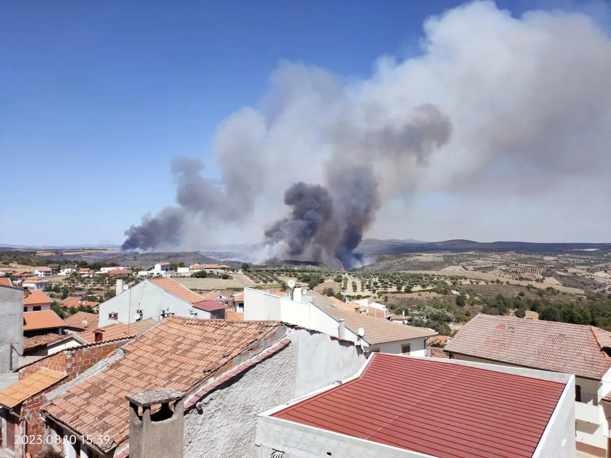O fogo está "longe das localidades".