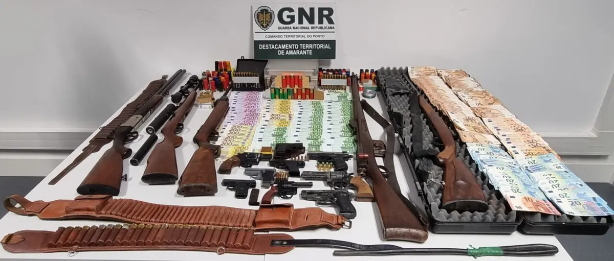 Homem tinha diversas armas, munições e dinheiro, em Amarante