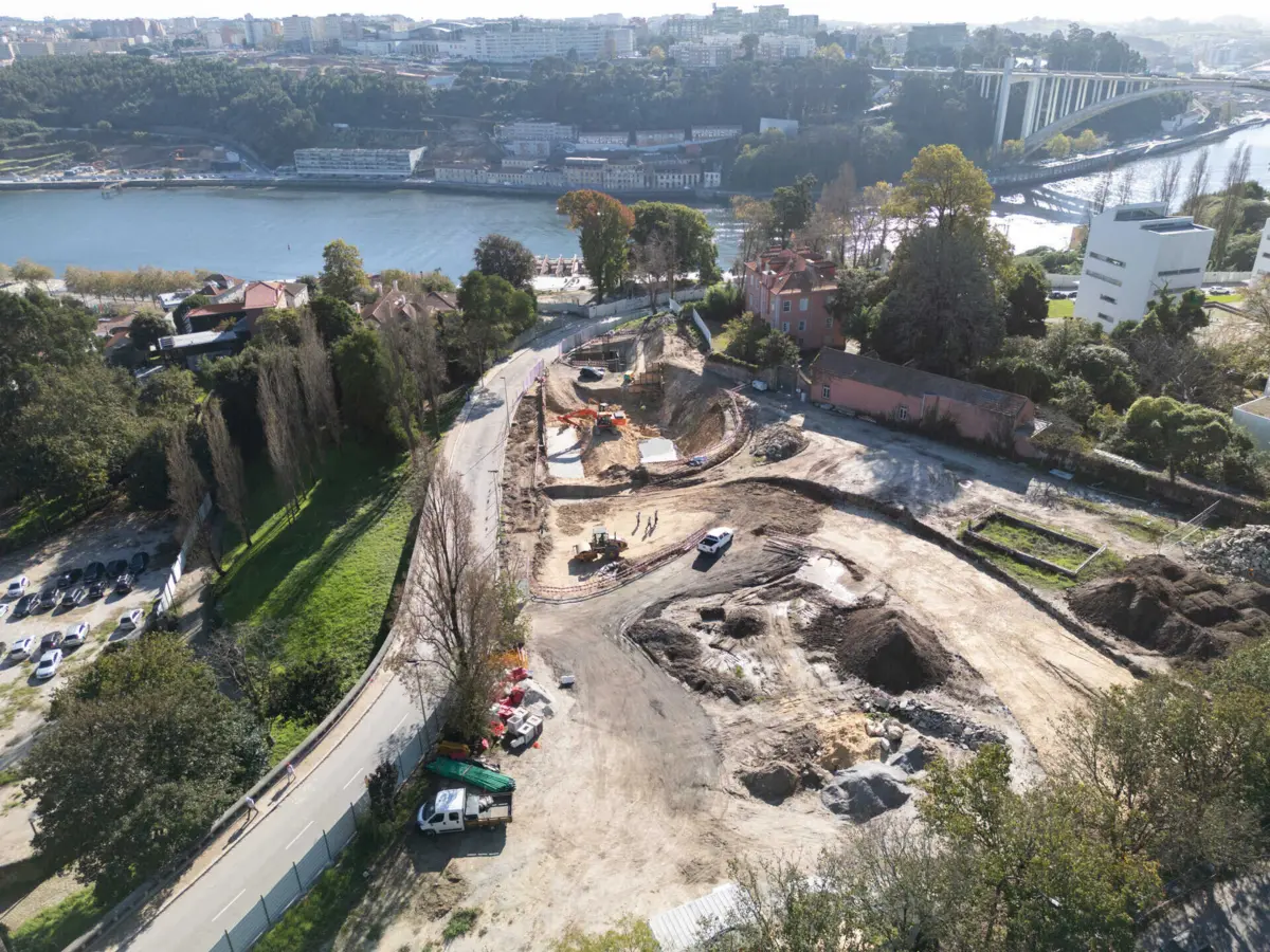 Fundações para receber a nova travessia do metro já são visíveis tanto na encosta do Porto como na encosta de Vila Nova de Gaia