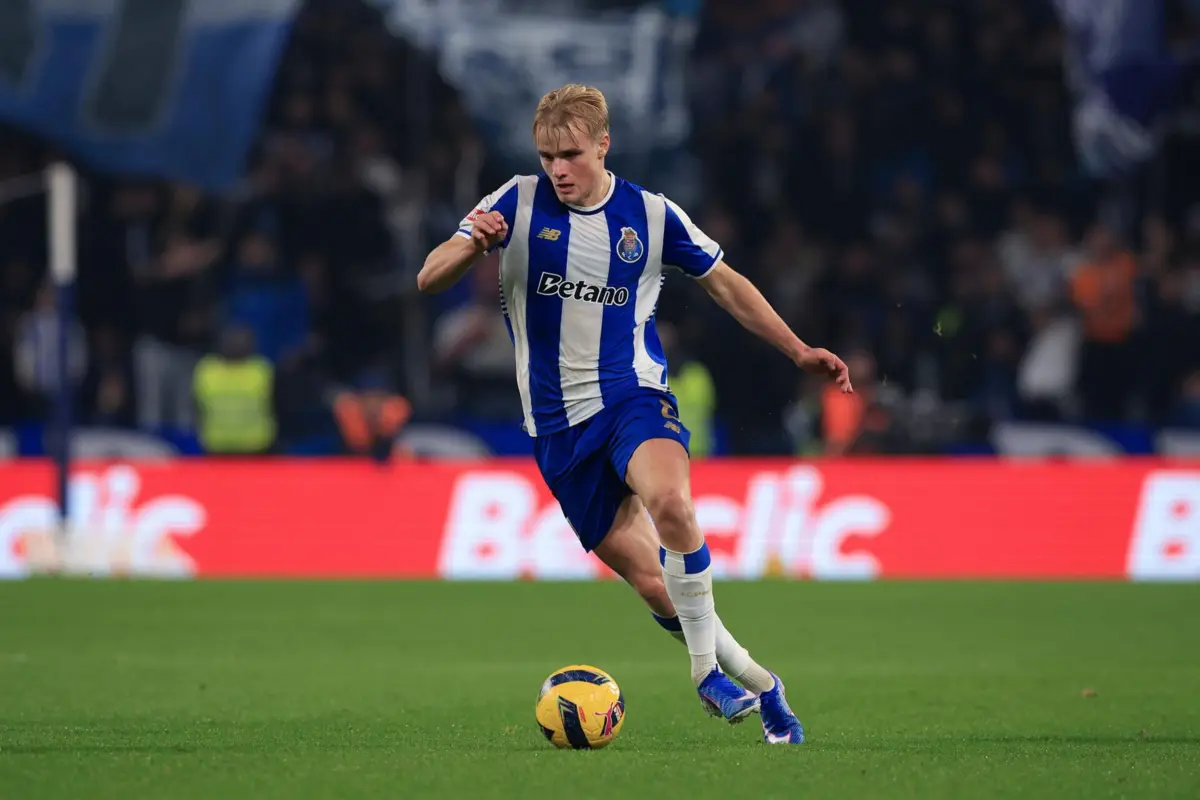 Froholdt ao serviço dos azuis e brancos