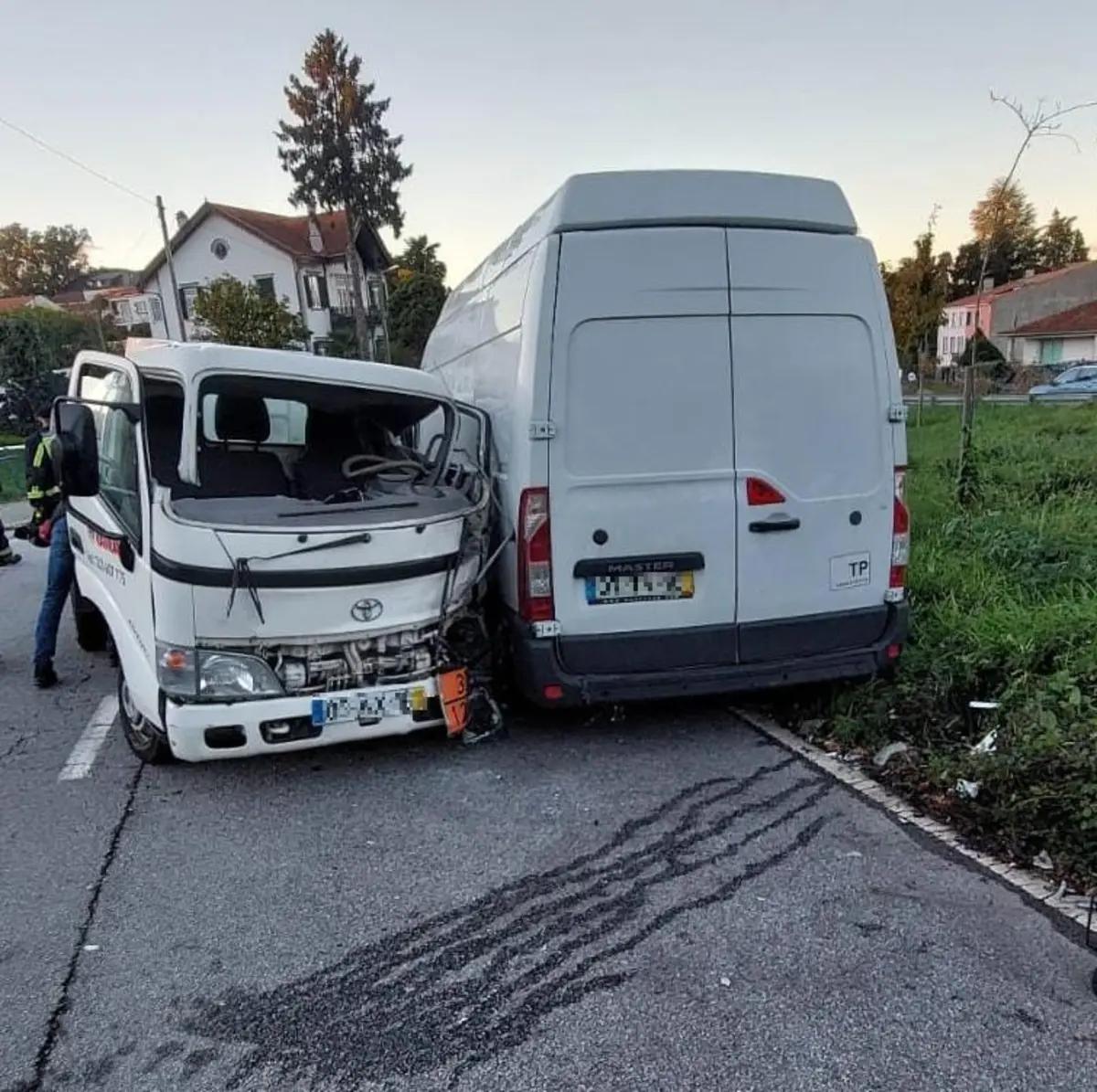 Imagem de contexto do artigo Condutor que transportava combustível ferido em colisão com carrinha em Braga