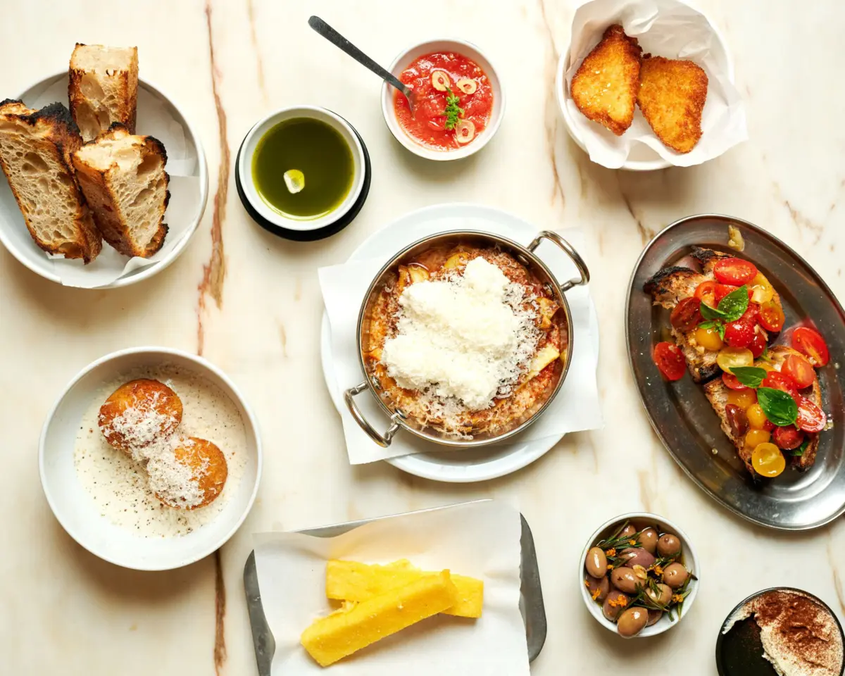 Há uma variedade de pratos clássicos italianos na carta deste trattoria.