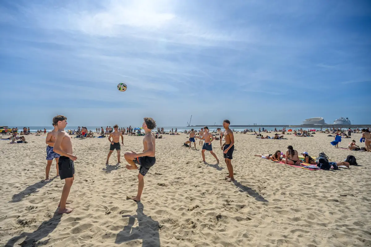 Dia quente em tempo de férias escolares levou muitos jovens às praias