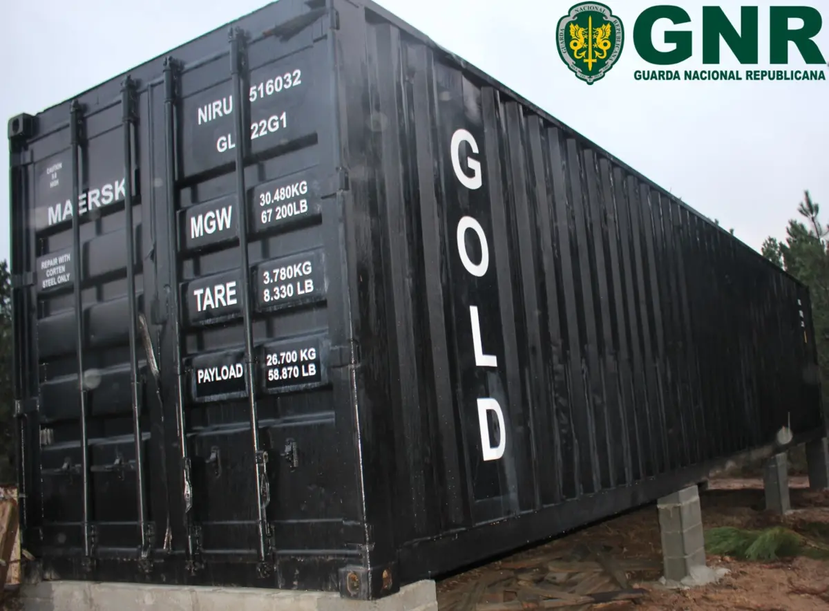 Contentor furtado tinha documentos falsificados