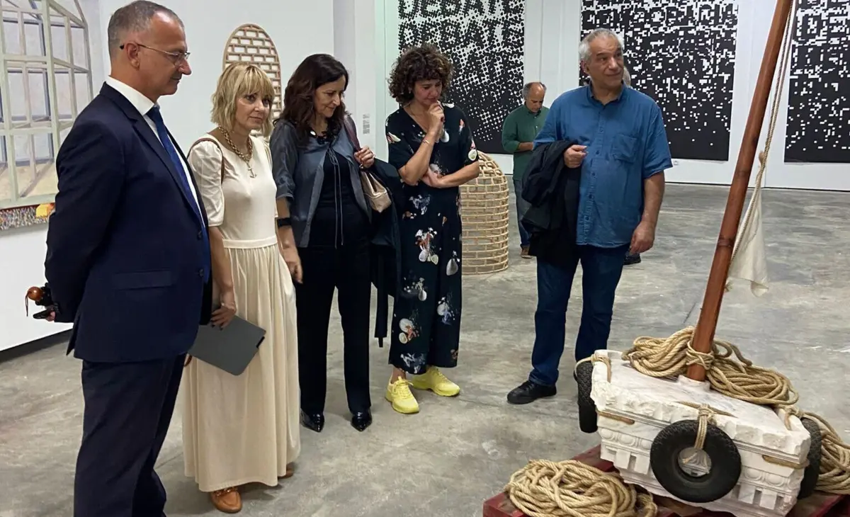 Ministra da Cultura (ao centro) louvou a “celebração da Liberdade” na Bienal de Cerveira