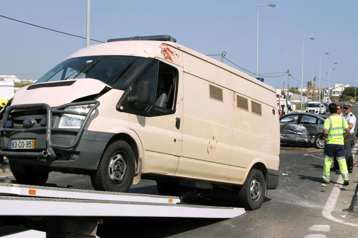 Estado das carrinhas celulares põe "em perigo a vida dos reclusos e guardas"