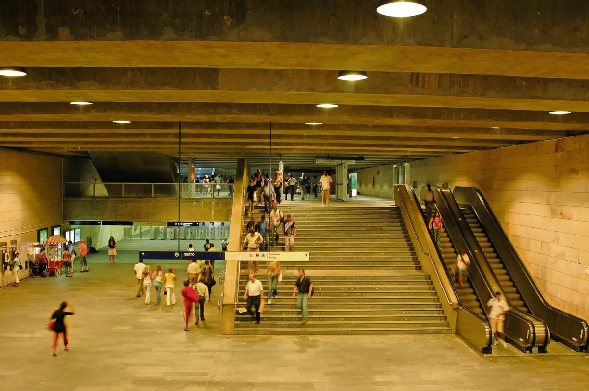 Agente foi atacado por grupo na estação de metro do Cais do Sodré, em Lisboa