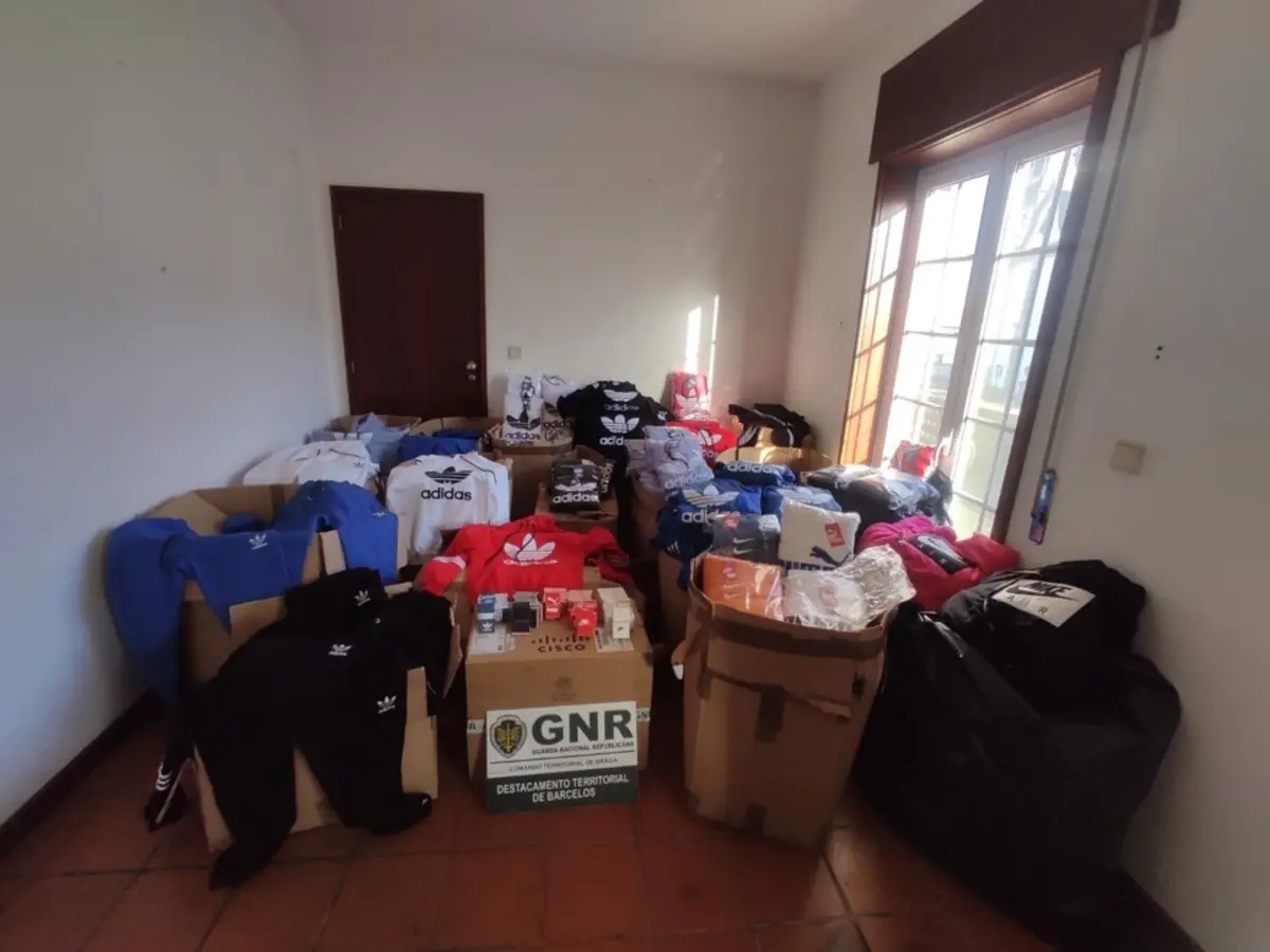 Apreendidas 1700 etiquetas e 1100 peças de roupa