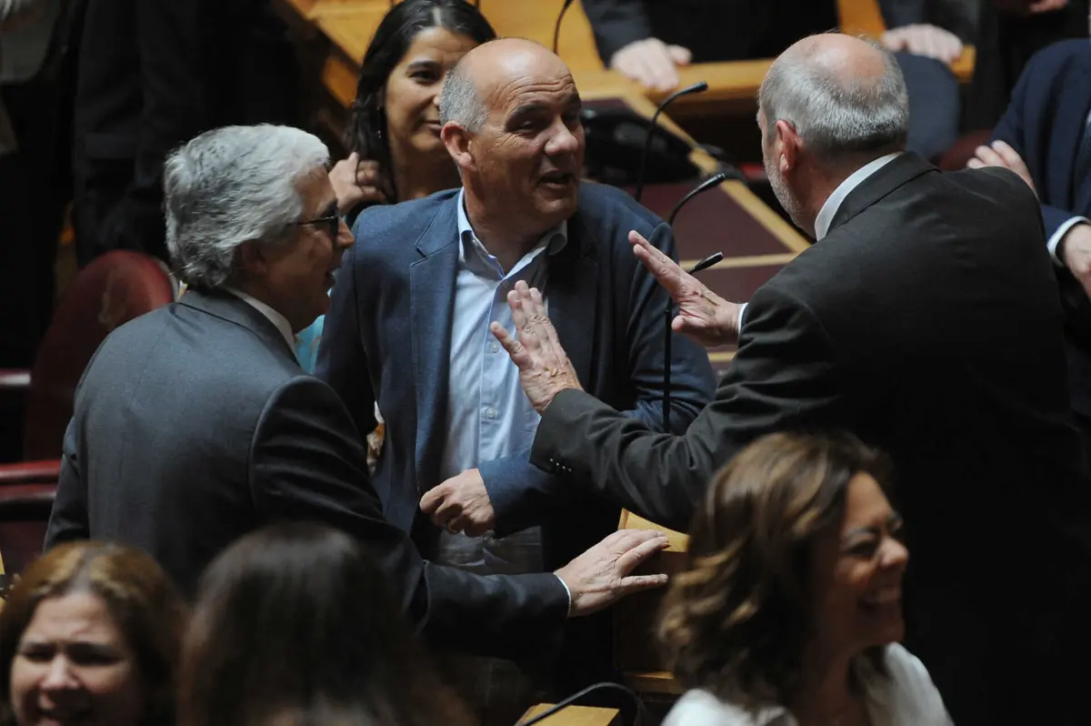 Paulo Raimundo entre cumprimentos no primeiro dia de tabalhos do parlamento