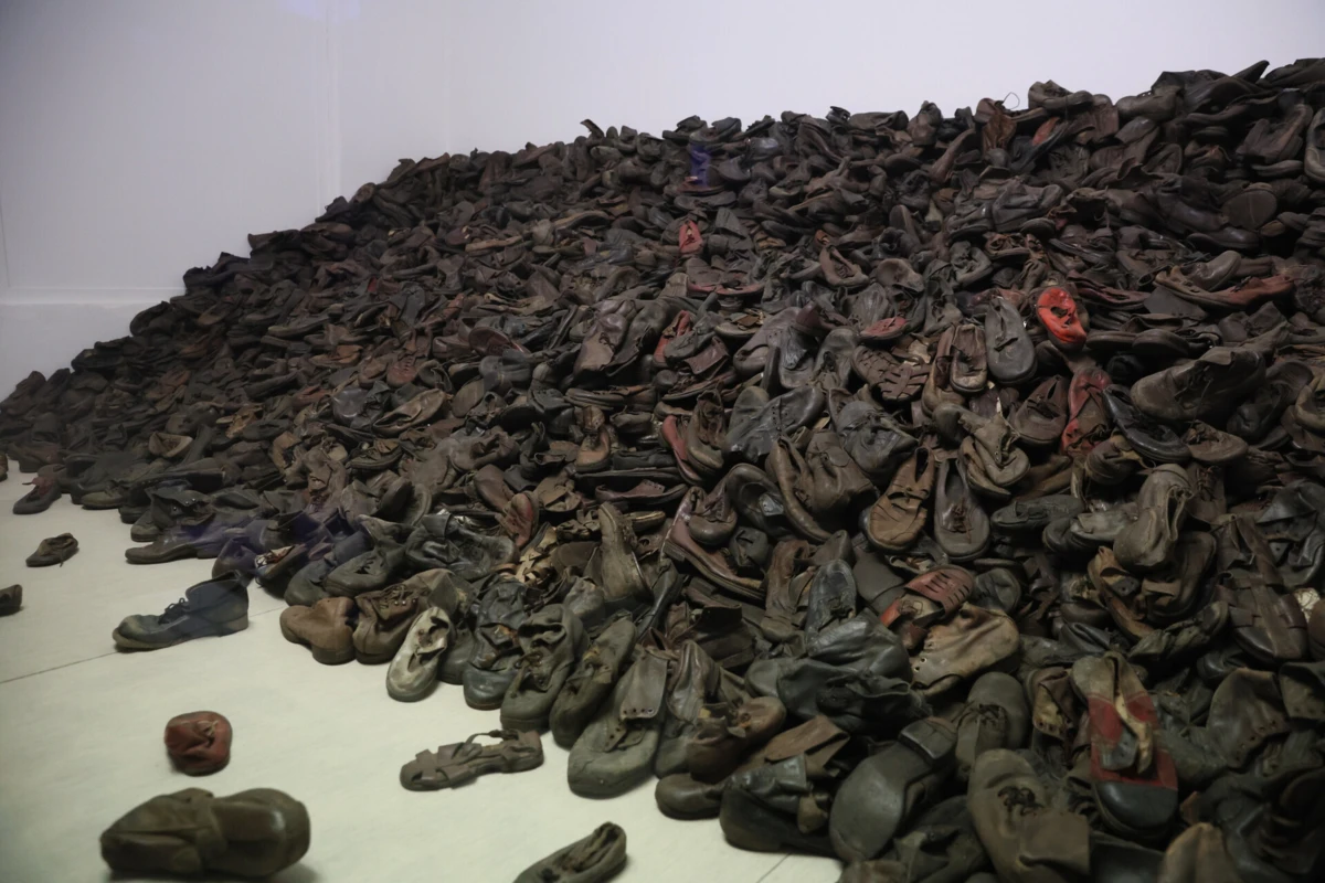 Sapatos dos prisioneiros expostos no antigo campo de concentração