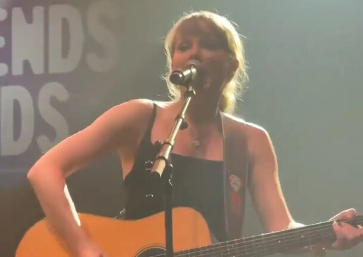 Cantora atuou de surpresa num concerto de beneficência