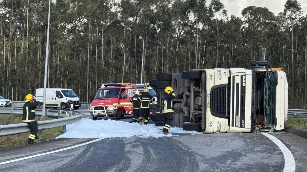 A circulação esteve condicionada durante as operações de socorro e remoção do veículo