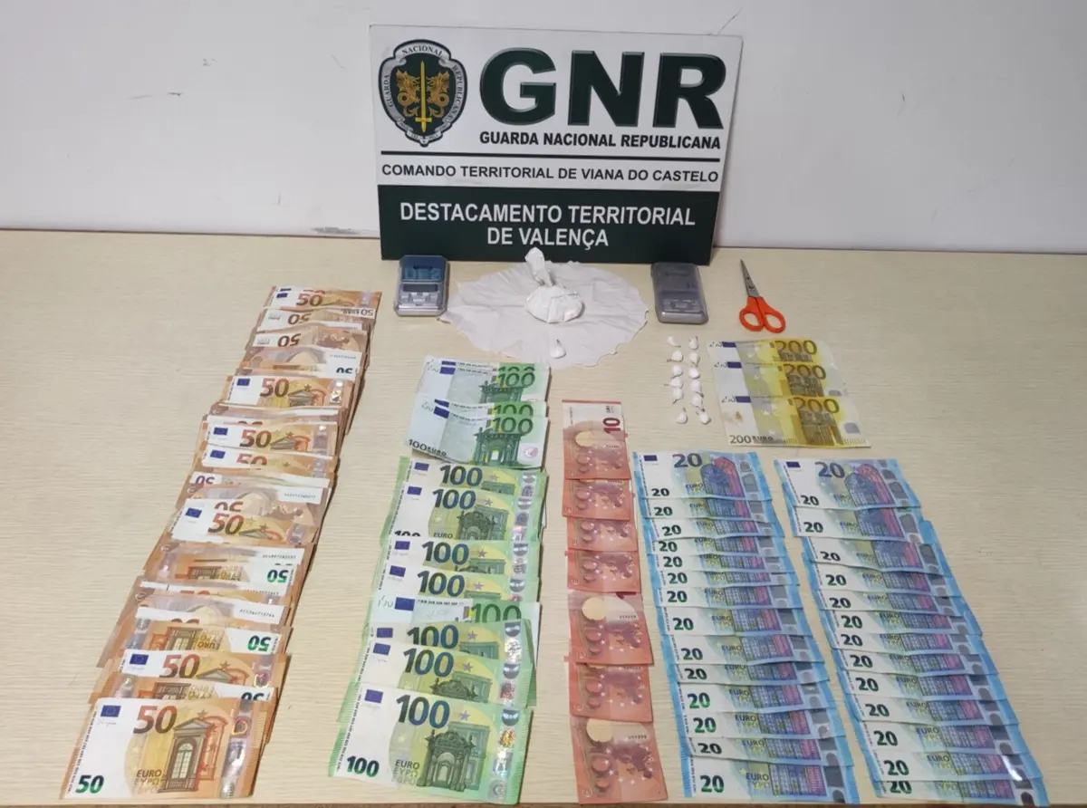 GNR apreendeu 240 doses e cocaína e mais de sete mil euros em numerário