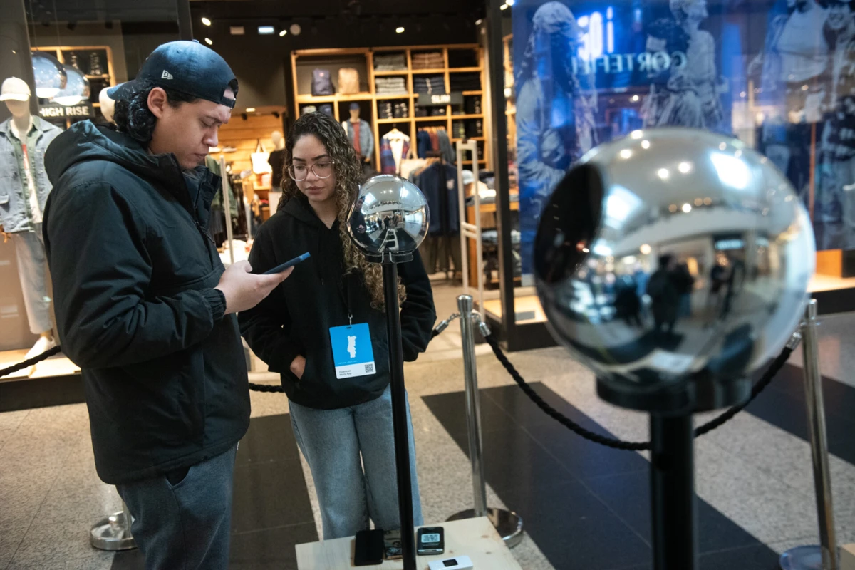 Já há filhos a aliciar os pais para trocarem a íris por criptomoedas