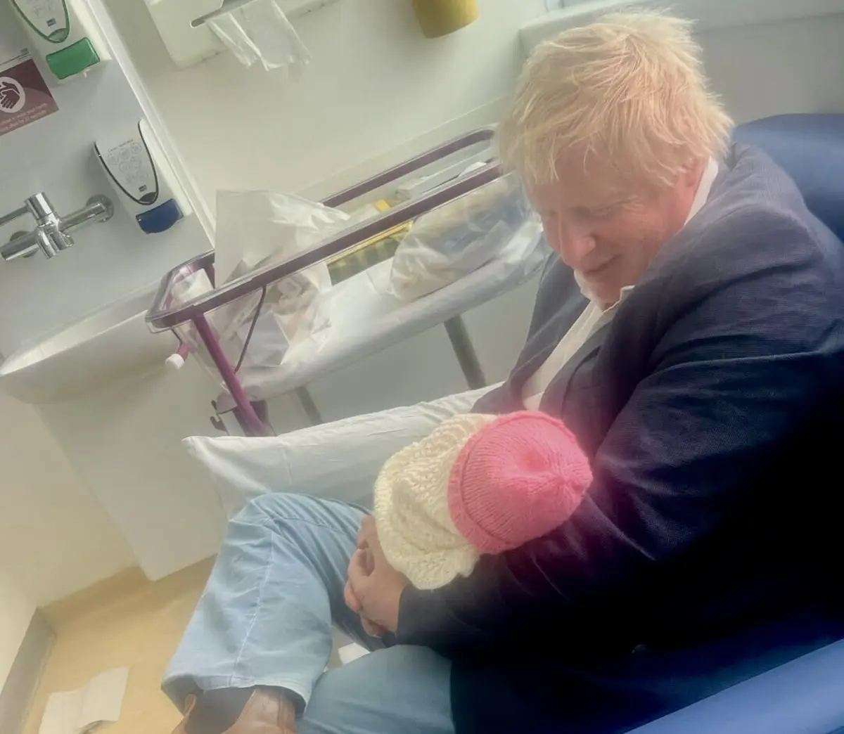 O ex-primeiro-ministrk britânico com Poppy Eliza Josephine ao colo