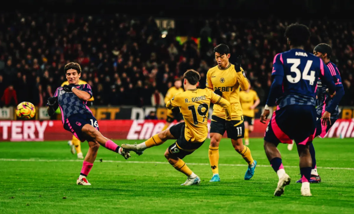 Rodrigo Gomes (Wolverhampton) foi um dos cinco jogadores portugueses em campo no Molineux