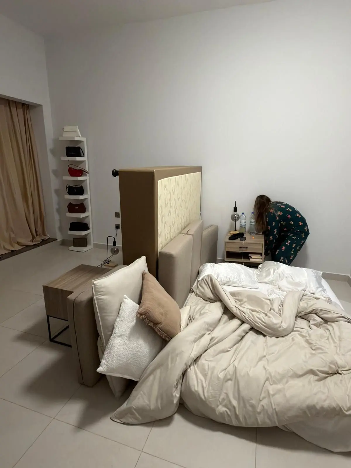 Portuguesa a viver e trabalhar no Dubai protegeu-se dentro de casa, colocando a cama ao alto, paralela com a janela