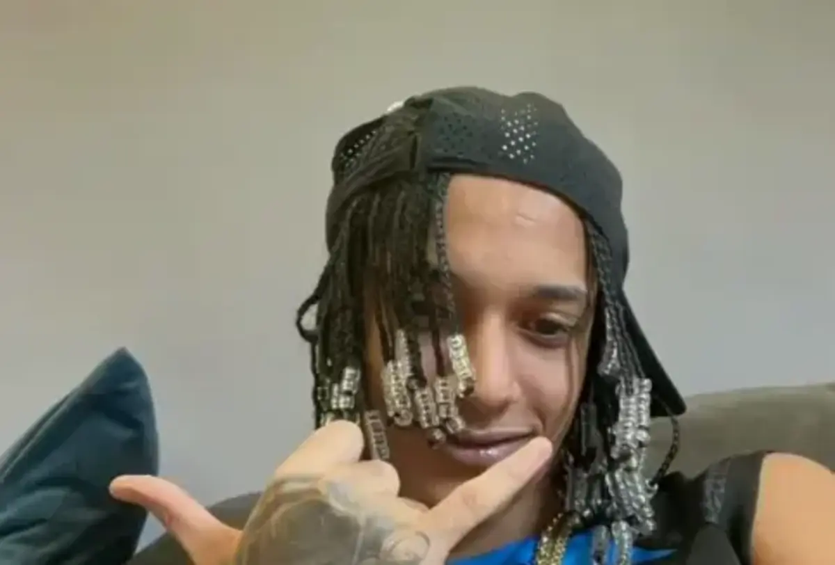 O artista foi recebido por centenas de fãs e levado a ombros após sair do Complexo Penitenciário de Gericino