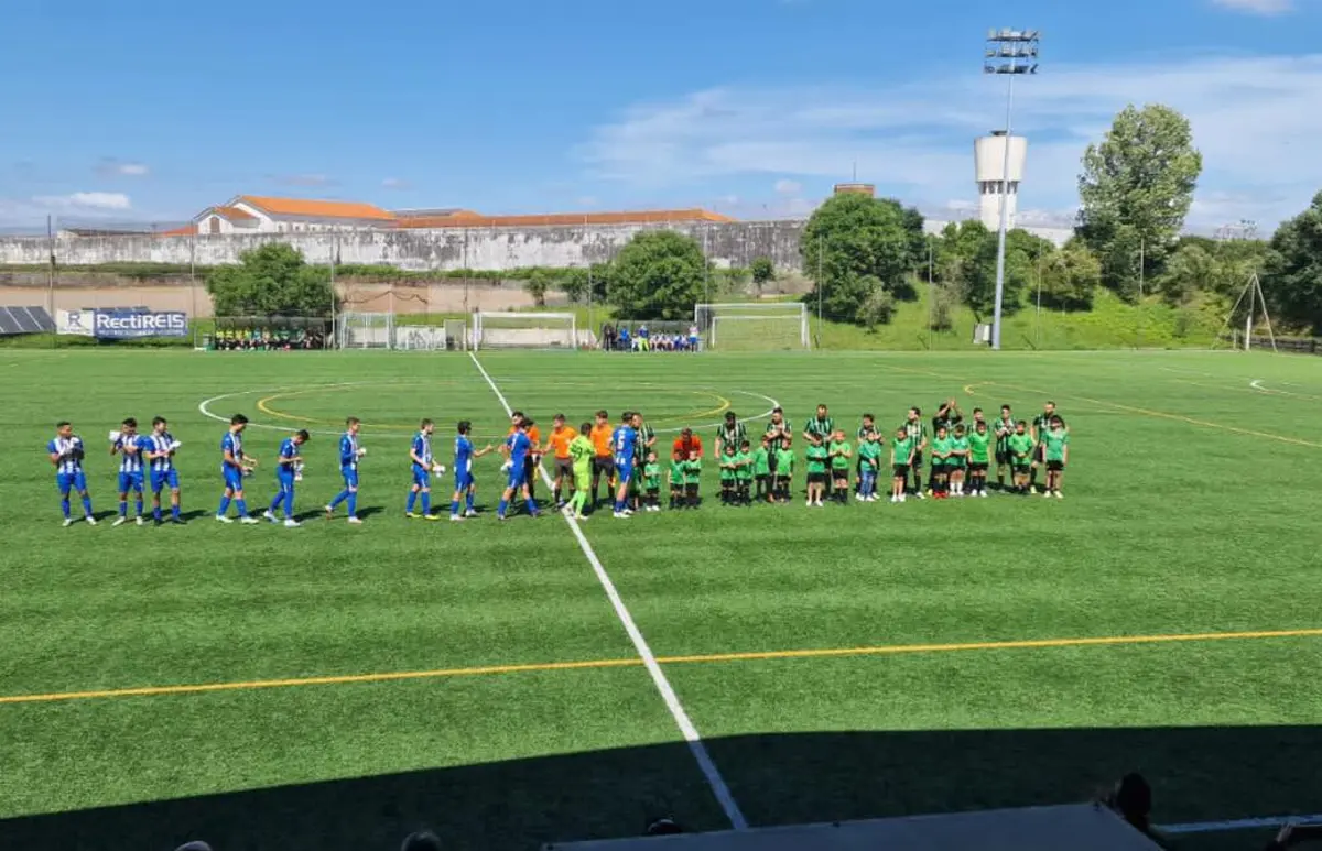 As equipas do Custóias e do Perafita cumprimentam-se antes de começar o jogo