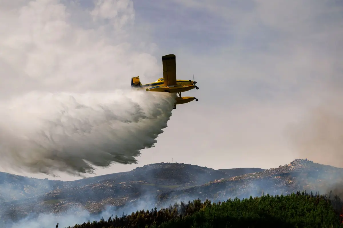 Pelas 15 horas, estavam no local sete meios aéreos