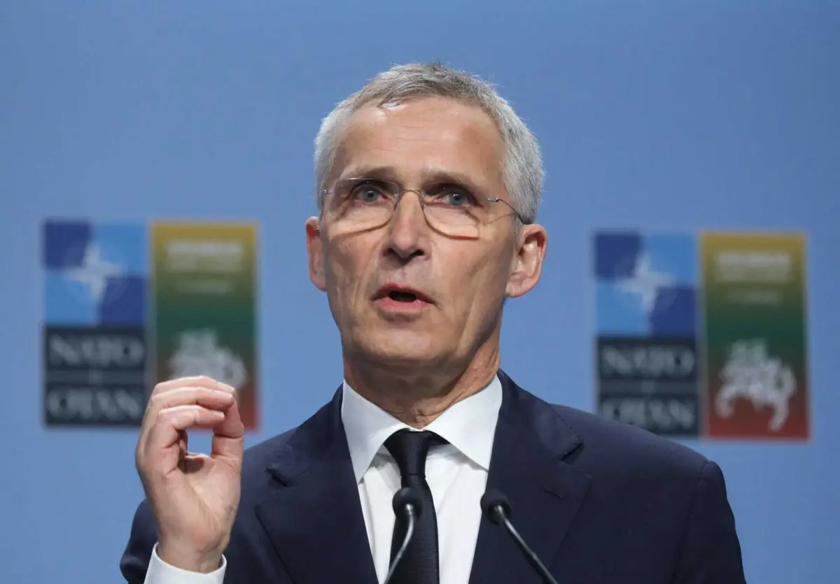 Jens Stoltenberg disse que NATO aumentou o número de aeronaves a monitorizar os céus da Roménia