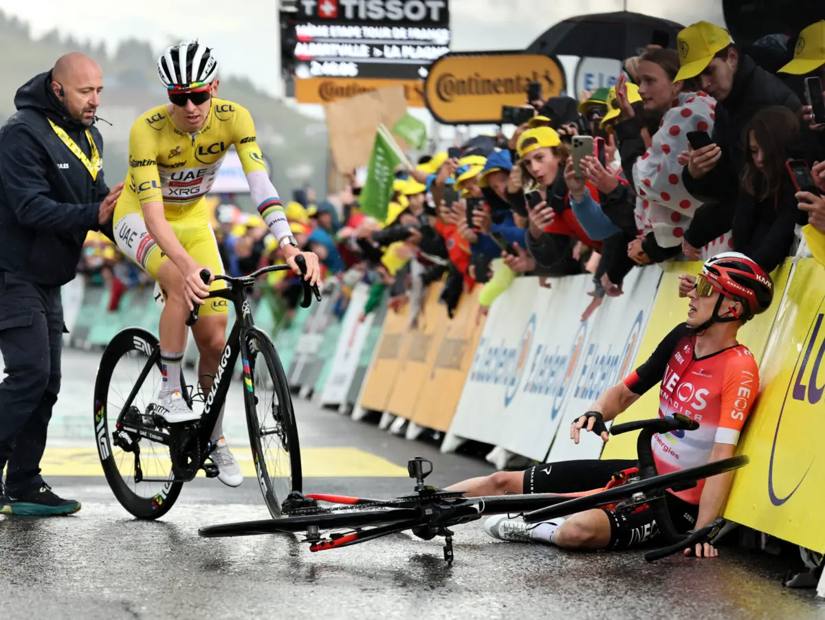 Pogacar corta a meta em terceiro e passa pelo esgotado Thymen Arensman, o vencedor da 19.ª etapa
