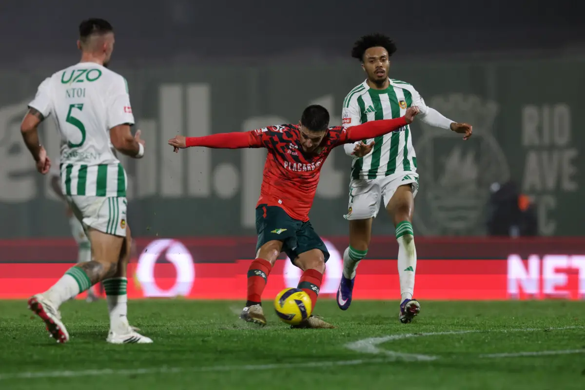 Stjepanovic remata pra o segundo golo do Moreirense, o que deu a vitória em Vila do Conde