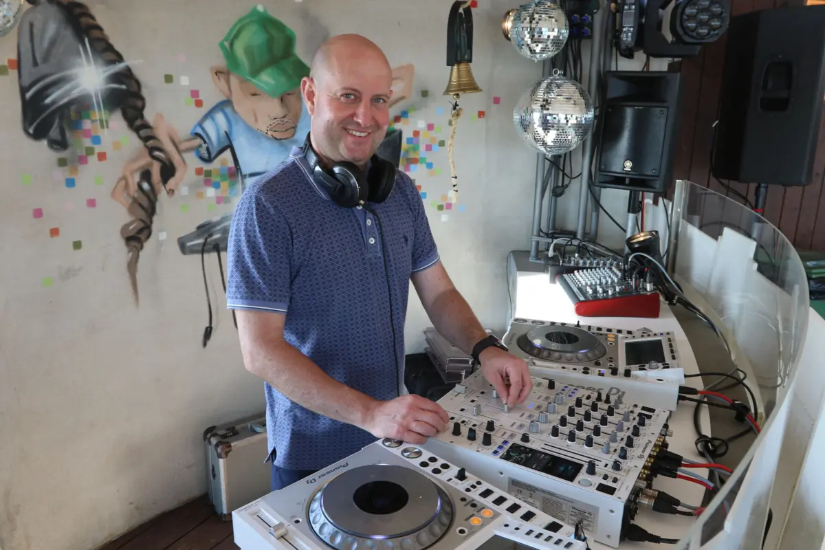 Padre Guilherme põe música em discotecas e festivais