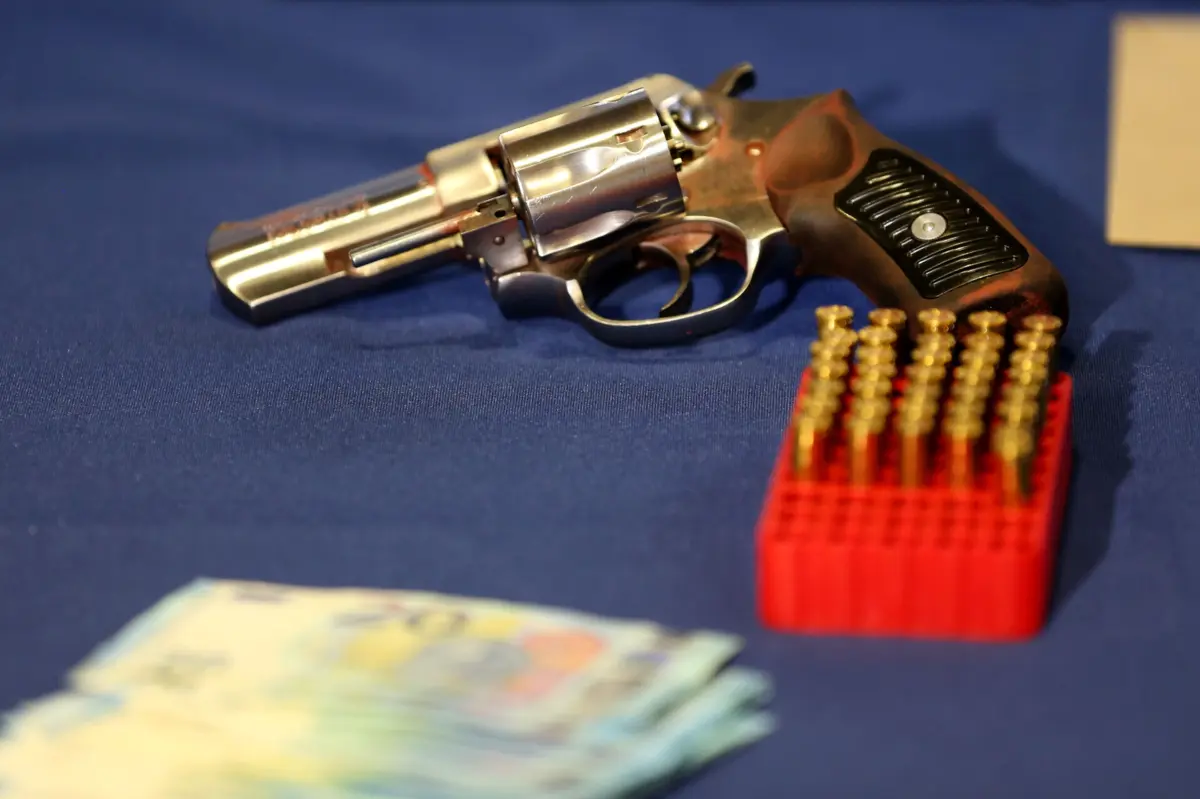 Vítima foi obrigada a entrar dentro de um carro sob ameaça de uma arma de fogo