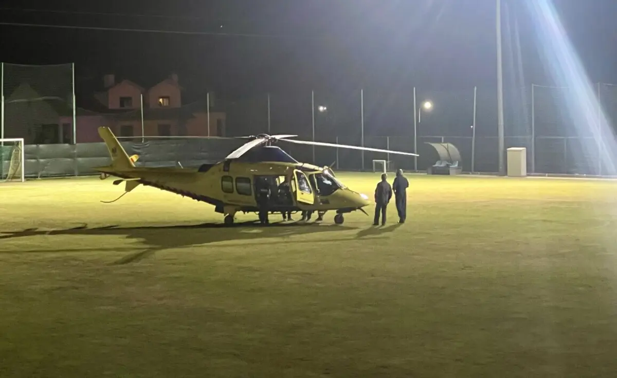 Vítima ficou encarcerada debaixo do veículo e teve de ser transportada de helicóptero