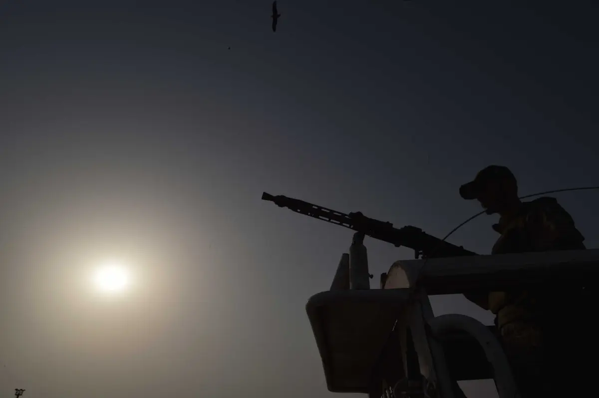 Militar do Paquistão de guarda em Karachi
