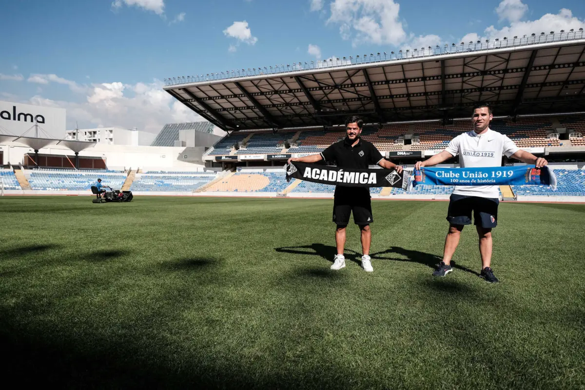 Tiago Moutinho (Académica) e João Pedro Duarte (União 1919) juntos no lançamento do dérbi de Coimbra