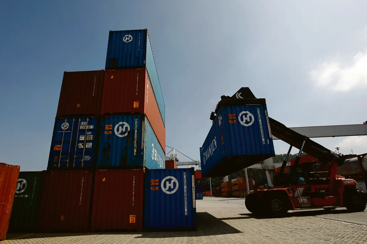 Os produtos contrafeitos foram descobertos durante uma inspeção de rotina no porto de Vigo