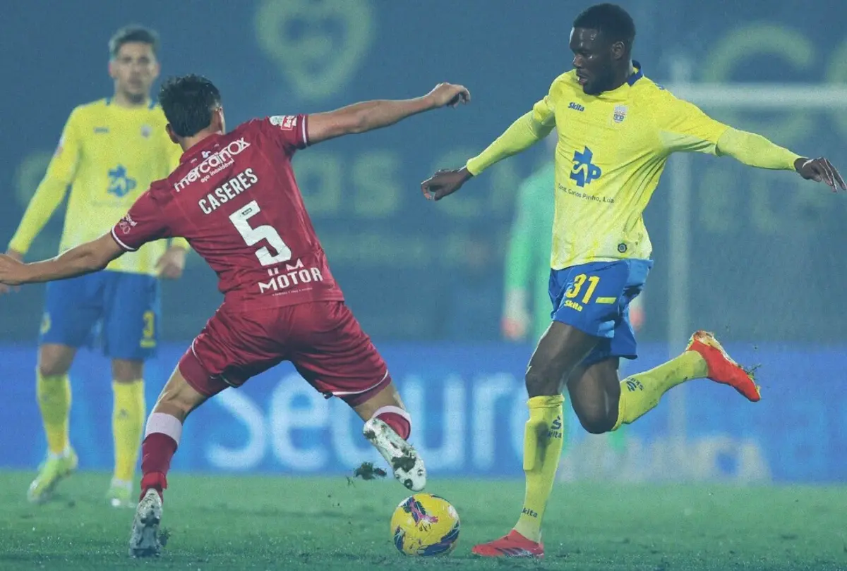 Gilista Cáseres tenta travar a progressão de Loum