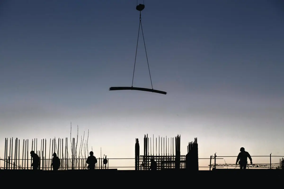 Município fala em "vicissitudes" que atrasaram os procedimentos e defende que não deve ser instaurada qualquer ação de responsabilidade civil contra as construtoras