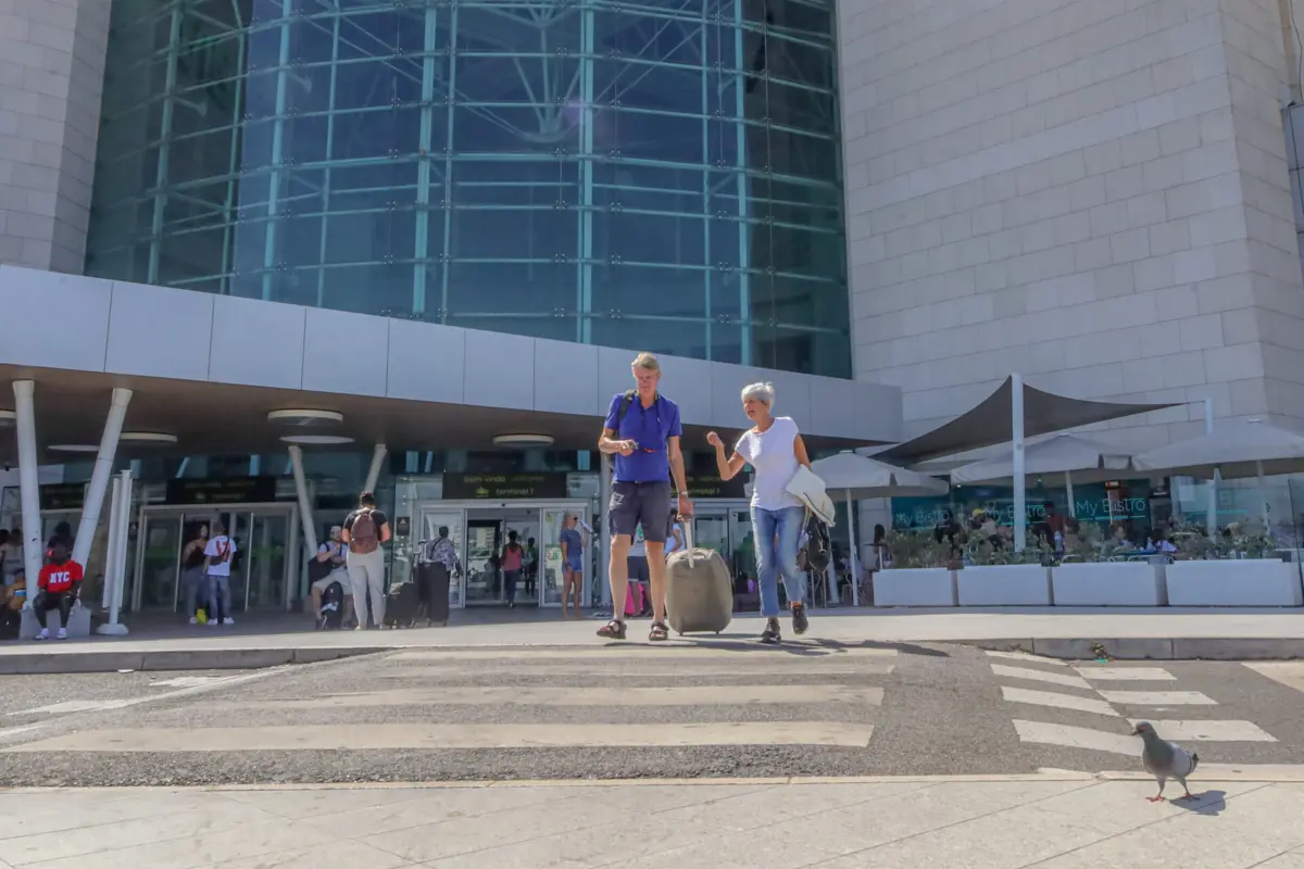 Polícia deteve dois homens, no Aeroporto de Lisboa, com documentos pessoais falsos.