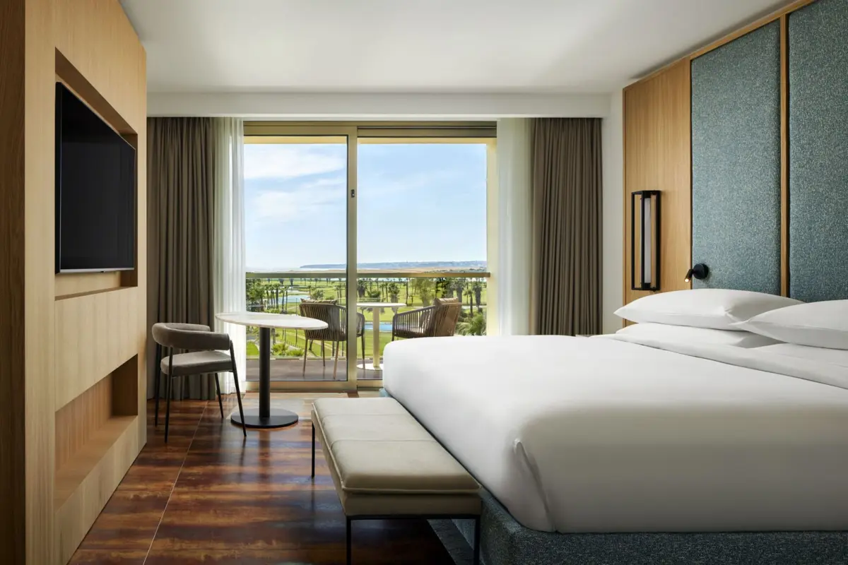 O hotel tem 228 quartos e suítes.