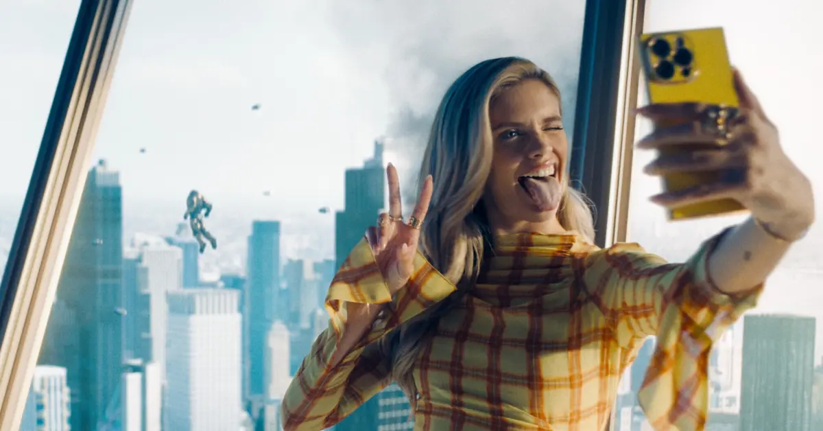 Sara Sampaio é a vilã Eve Teschmacher, uma influencer loira que passa o tempo a fazer selfies.