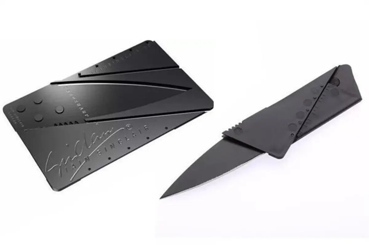 Exemplar de faca dissimulada em formato de cartão que foi apreendida