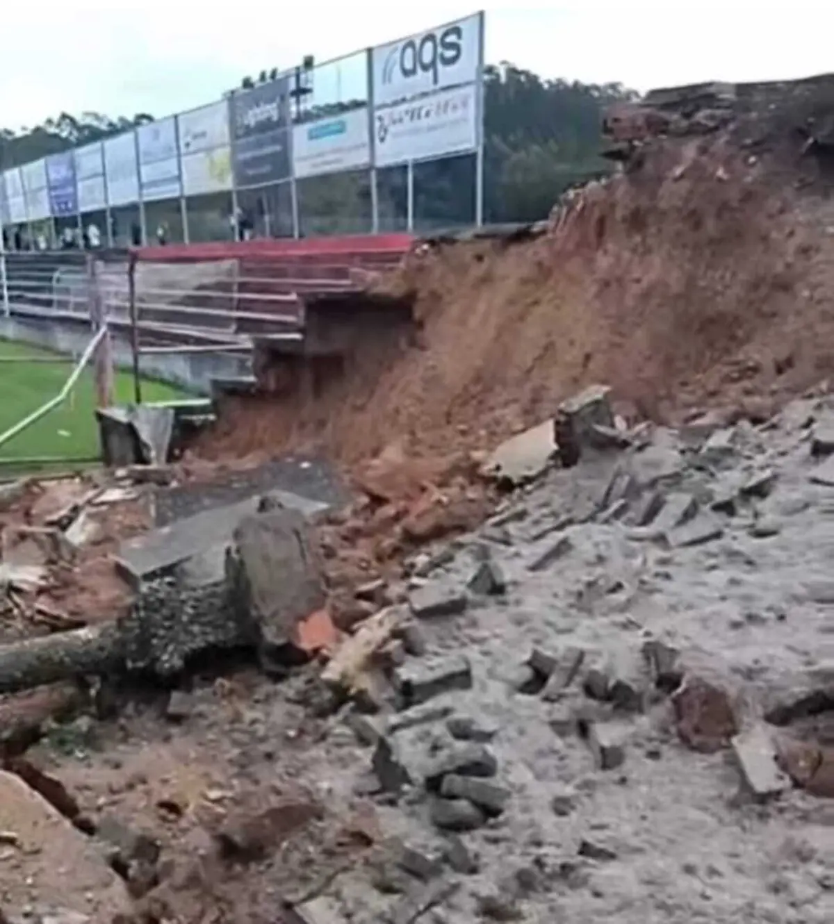 A tempestade fez ruir parte da bancada visitante do União de Lamas