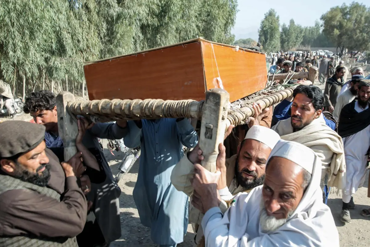Familiares carregam corpo de vítima dos ataques